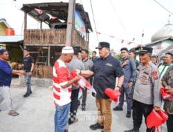 Bupati dan Wabup Batu Bara Bagikan Bendera Merah Putih