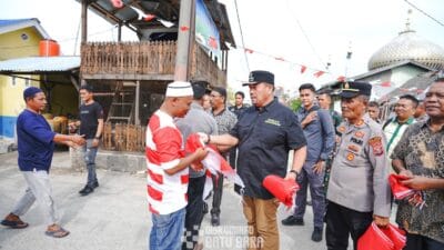 Bupati dan Wabup Batu Bara Bagikan Bendera Merah Putih