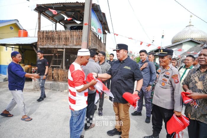 Bupati dan Wabup Batu Bara Bagikan Bendera Merah Putih