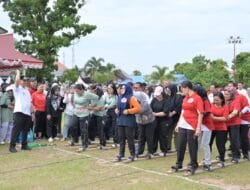 Wakil Bupati Tapteng Buka Perlombaan Permainan Tradisional Terompah dan Egrang