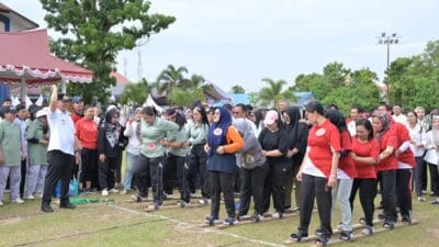 Wakil Bupati Tapteng Buka Perlombaan Permainan Tradisional Terompah dan Egrang