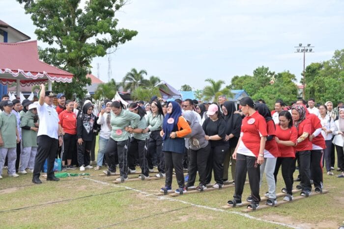 Wakil Bupati Tapteng Buka Perlombaan Permainan Tradisional Terompah dan Egrang