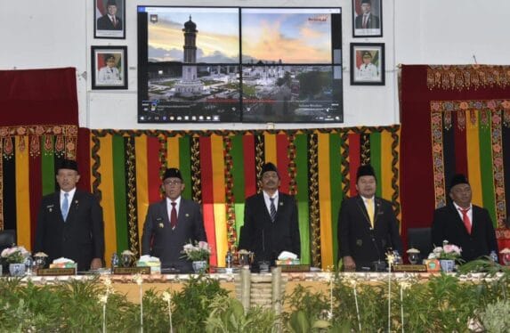 Bupati Hadiri Rapat Paripurna Hari Jadi Ke-80 Kabupaten Tapteng