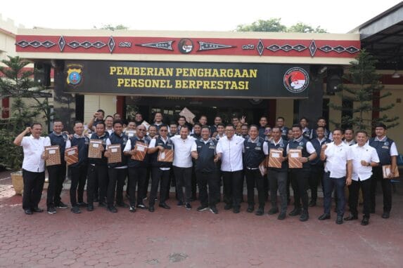 Ungkap Jaringan Internasional Hingga Pabrik Vaping Liquid Berbahaya, Personel Ditresnarkoba Diberi Penghargaan
