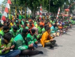 Kebersamaan Brimob dan Ojol di Sumut: Satukan Hati, Tebar Kepedulian