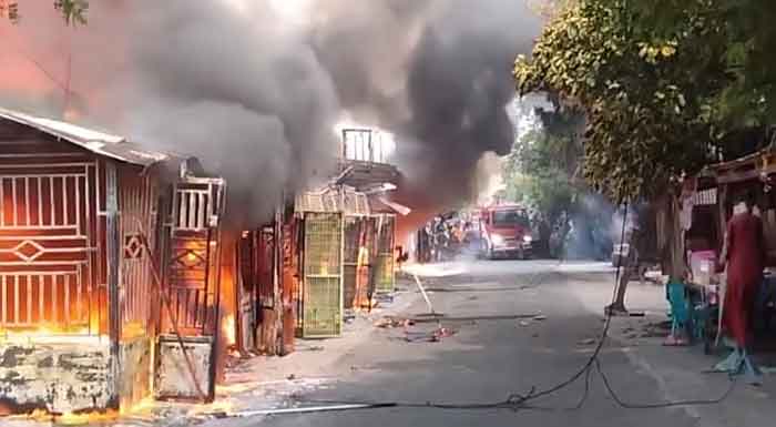 Lima Rumah Ludes Terbakar di Jalan Husni Thamrin Kisaran