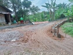 Pemdes Jatikusuma Bangun Jalan Rabat Beton di Gang Rambutan
