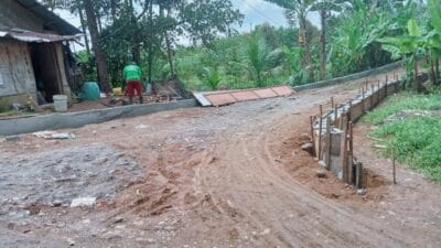 Pemdes Jatikusuma Bangun Jalan Rabat Beton di Gang Rambutan