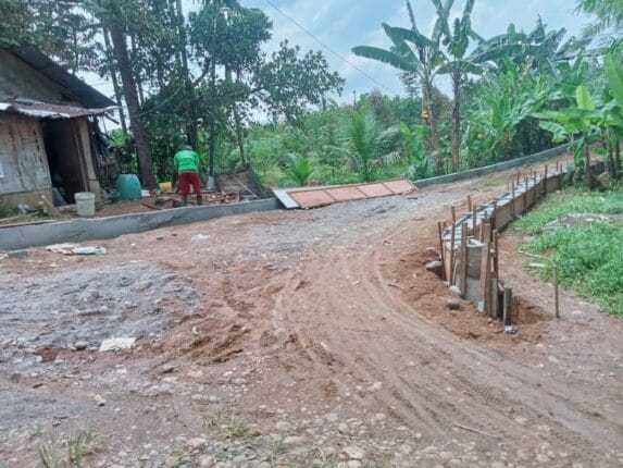Pemdes Jatikusuma Bangun Jalan Rabat Beton di Gang Rambutan