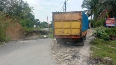 Pemkab Asahan Dinilai Tak Merespons Kondisi Badan Jalan Mandoge yang Longsor dan Kupak-kapik