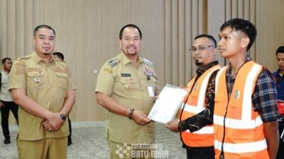 Tingkatkan Kualitas SDM, Bupati Batu Bara Serahkan 60 Sertifikat Kompetensi K3