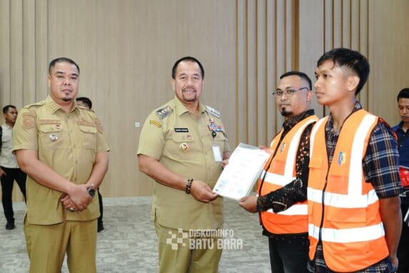 Tingkatkan Kualitas SDM, Bupati Batu Bara Serahkan 60 Sertifikat Kompetensi K3