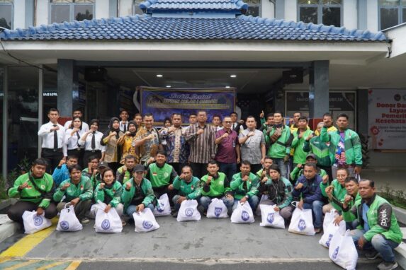 Rutan Kelas I Medan Bagikan 50 Paket Bansos Kepada Pengemudi Ojek Online