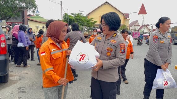 Polwan Polda Sumut Tebar Kepedulian, Salurkan 350 Paket Sembako di Tiga Lokasi