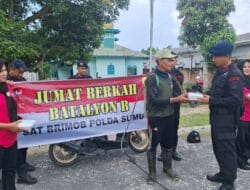 Brimob Polda Sumut dan Bhayangkari Gelar Jumat Berkah Berbagi Makan Siang di Kampung Wetan Tanjungbalai