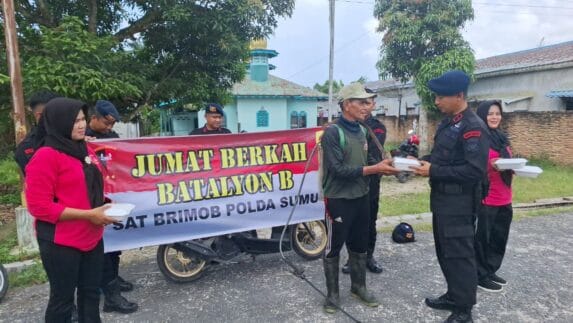 Brimob Polda Sumut dan Bhayangkari Gelar Jumat Berkah Berbagi Makan Siang di Kampung Wetan Tanjungbalai