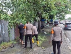 Personel Ditsamapta Polda Sumut Sigap Bantu Warga di Tengah Banjir Jalan SM Raja-Amplas Medan
