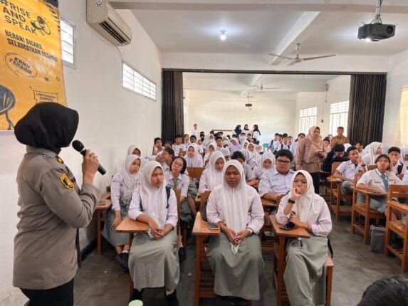 Polwan Polda Sumut Gelar Dialog "Rise and Speak" di Dua Sekolah