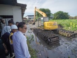 Rico Waas Tinjau Normalisasi Parit Gonggong di Seputaran Simpang Kantor