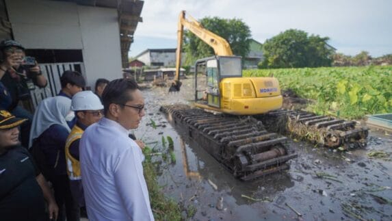 Rico Waas Tinjau Normalisasi Parit Gonggong di Seputaran Simpang Kantor