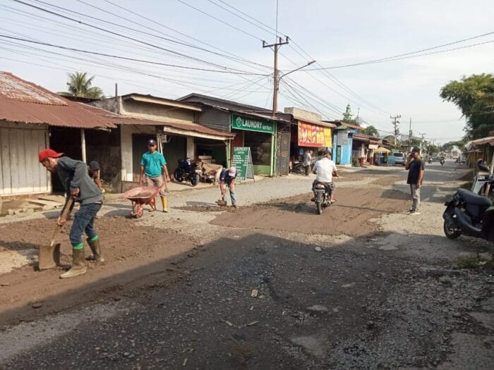 Masyarakat Apresiasi Pemdes Patumbak Dua Gotong-royong Perbaiki Jalan Rusak