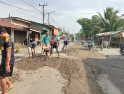 Masyarakat Apresiasi Pemdes Patumbak Dua Gotong-royong Perbaiki Jalan Rusak