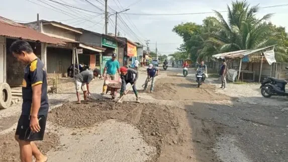 Masyarakat Apresiasi Pemdes Patumbak Dua Gotong-royong Perbaiki Jalan Rusak