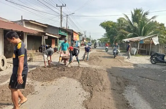 Masyarakat Apresiasi Pemdes Patumbak Dua Gotong-royong Perbaiki Jalan Rusak