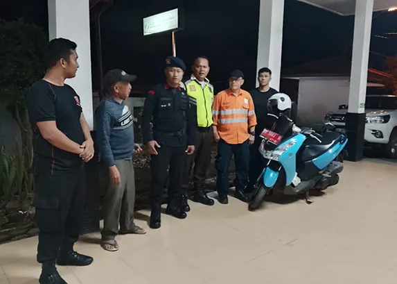 Aksi Kemanusiaan di Tengah Tugas, Personel Gegana Brimob Polda Sumut Evakuasi Ibu Bidan Korban Laka di Tapsel