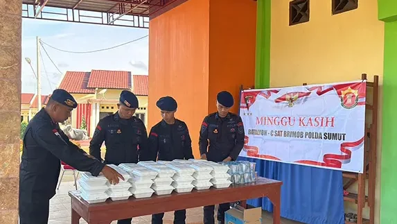 Brimob Batalyon C Pelopor Polda Sumut Bagikan Makanan Gratis di Gereja Oikumene