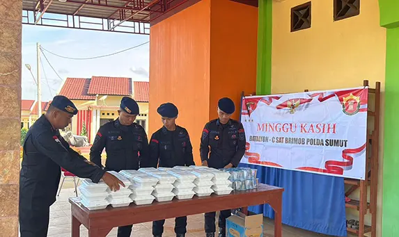 Brimob Batalyon C Pelopor Polda Sumut Bagikan Makanan Gratis di Gereja Oikumene