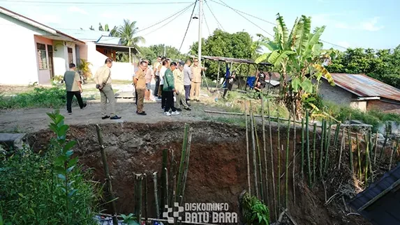 Bupati Batu Bara Tinjau Lokasi Tanah Longsor di Kecamatan Lima Puluh