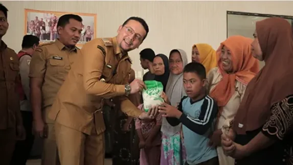 Bupati Fery Sahputra Simatupang Serahkan Bantuan untuk Disabilitas, Lansia dan Masyarakat Rentan