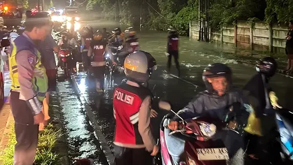 Ditsamapta Polda Sumut Turun Langsung Bantu Warga Hadapi Banjir