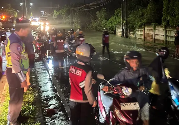 Ditsamapta Polda Sumut Turun Langsung Bantu Warga Hadapi Banjir