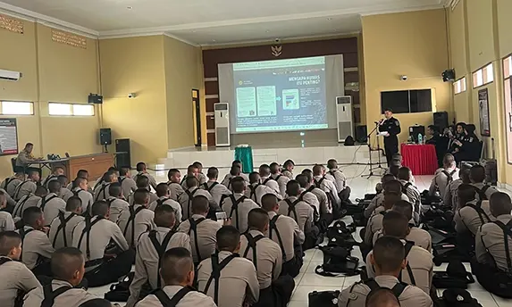 Kabid Humas Polda Sumut Tanamkan Nilai Kehumasan pada Siswa SPN Hinai