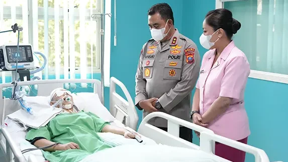 Kapolda Sumut Jenguk Korban Laka Lantas