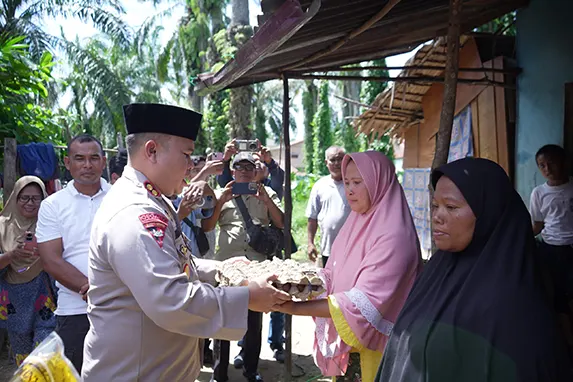 Kapolres Labusel Bantu Sembako, Pengobatan Anak Hingga Bedah Rumah