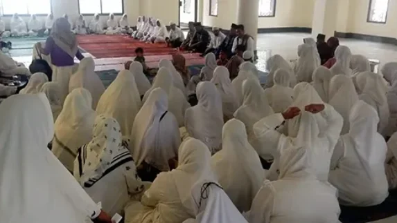 Majelis Taklim A'Syariah dan Khairunnisa Gelar Zikir, Tausiah di Masjid Raya Taqwa Parapat