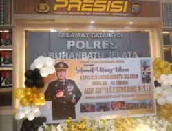 Hangat dan Akrab, Media Center Polres Labusel Beri Kejutan Ulang Tahun untuk Kapolres