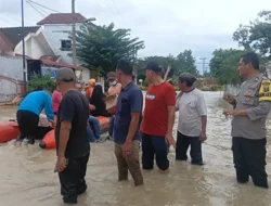 Laporan Melalui Call Center 110 Direspons Cepat, Polsek Patumbak Tangani Banjir di Medan Amplas
