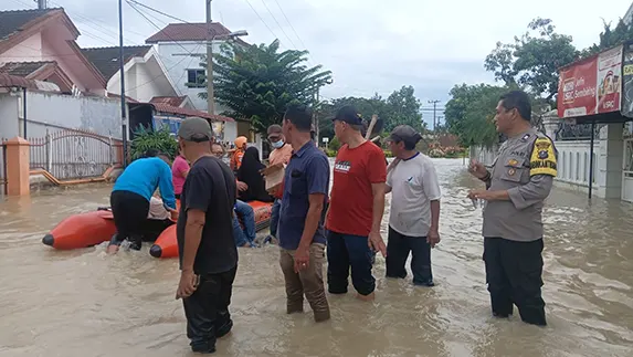Laporan Melalui Call Center 110 Direspons Cepat, Polsek Patumbak Tangani Banjir di Medan Amplas
