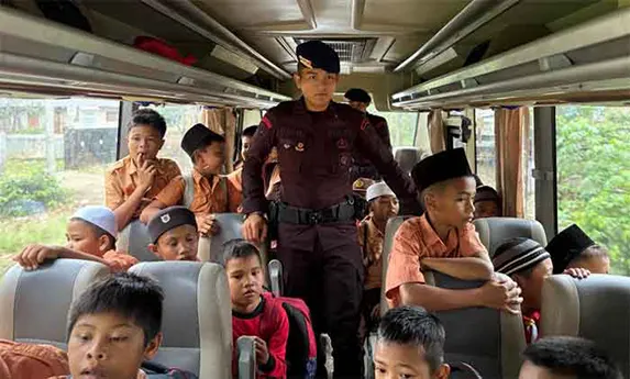 Wujud Kepedulian Polri, Brimob Polda Sumut Antar Jemput Anak Sekolah di Tapsel