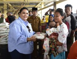 Ketua TP PKK Tapteng Bantu Warga Korban Banjir