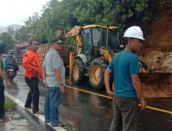Pemkab Tapteng Bersihkan Longsor Tutup Akses Jalan Tapteng-Sibolga