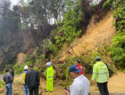 Jalinsum Pakkat-Doloksanggul Tak Bisa Dilalui, Polres Humbahas Kerahkan Personel ke Lokasi