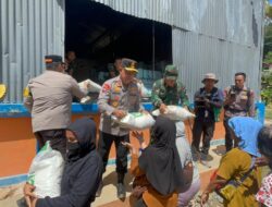Kapolda Sumut dan Pangdam I/BB Turun Langsung Bagikan Beras untuk Korban Bencana di Tapteng