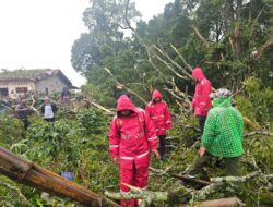 Polres Tanah Karo Responsif Tangani Longsor di Katepul Kuta, Dua Rumah Warga Terdampak