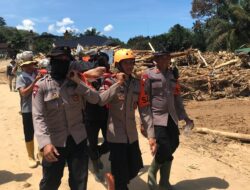 Polda Sumut Sigap di Garoga: Susur Material Longsor, Selamatkan Warga Hingga Evakuasi Pasien ke Posko Medis