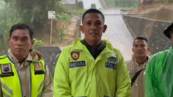 Kapolres Taput Tinjau Titik Longsor Parmonangan, Pastikan Warga Aman dan Evakuasi Berjalan
